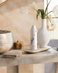 Rituals Amsterdam Collection żel do mycia w formie pianki pod prysznic na marmurowej półce w eleganckiej łazience