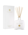 Dyfuzor zapachowy do biura 450 ml Rituals z patyczkami o zapachu Grain Cardamom w eleganckim białym flakonie