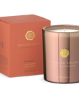Świeca do aromaterapii dla firm Rituals Smooth Violet w eleganckim szklanym pojemniku z pudełkiem