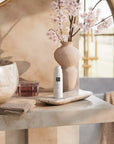 Pianka pod Prysznic w Żelu Rituals Sakura 50 ml na łazienkowym blacie z wiankiem kwiatów sakura