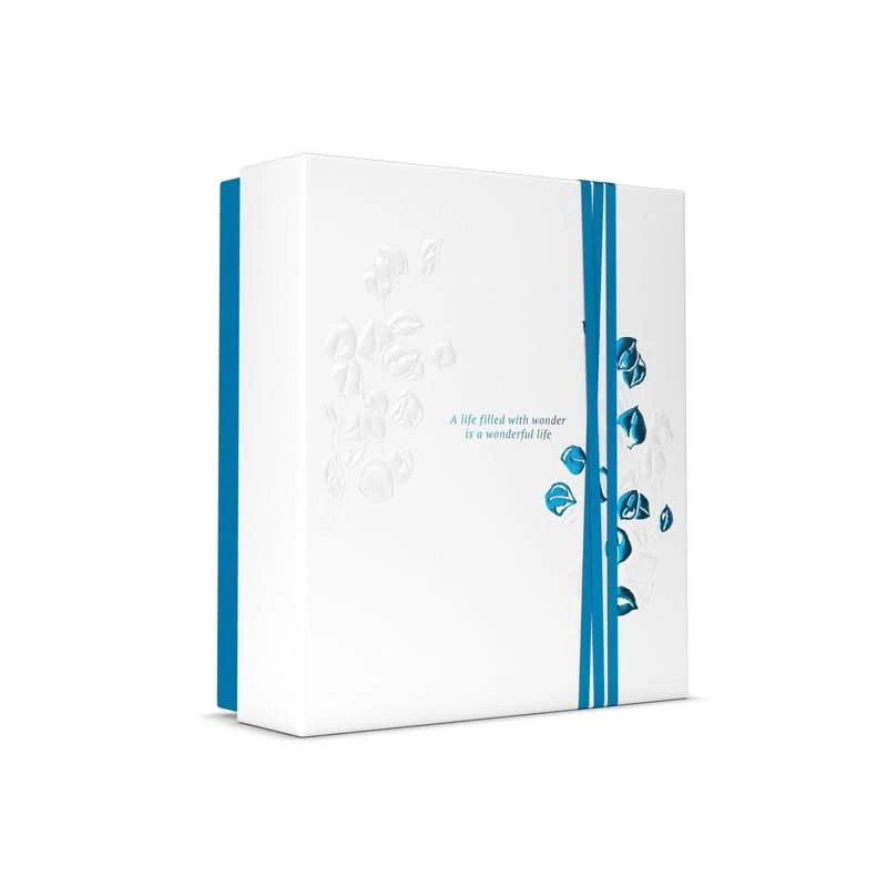 The Ritual of Hammam zestaw upominkowy od Rituals w eleganckim białym pudełku z niebieskimi zdobieniami