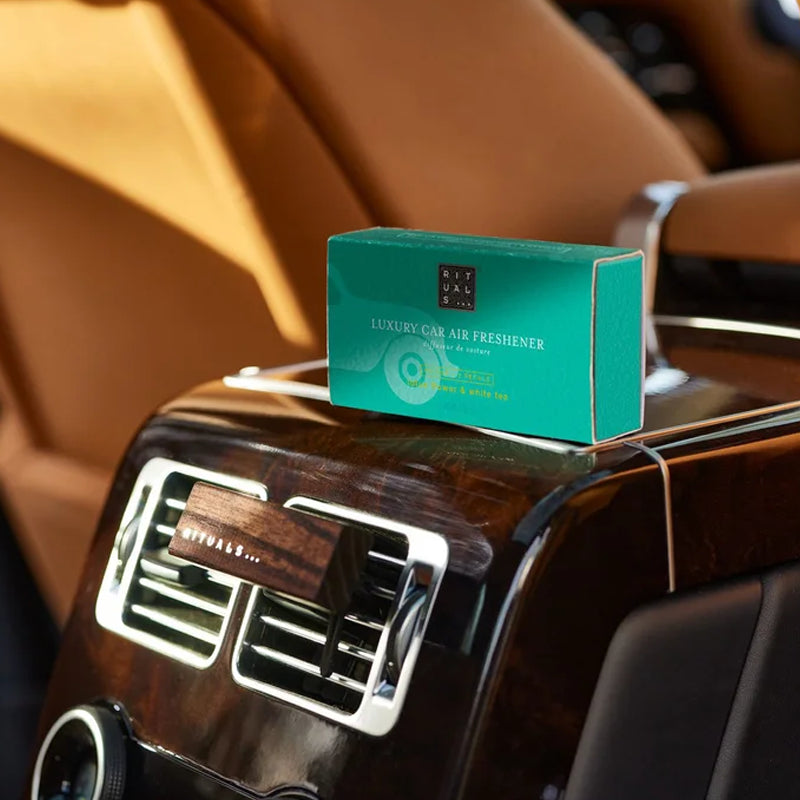 The Ritual of Karma odświeżacz samochodowy Rituals na drewnianej kratce wentylacyjnej luksusowego auta