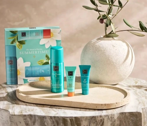 Rituals ritual of karma zestaw mini na lato z kosmetykami na drewnianej tacy i dekoracyjnym kamiennym wazonem
