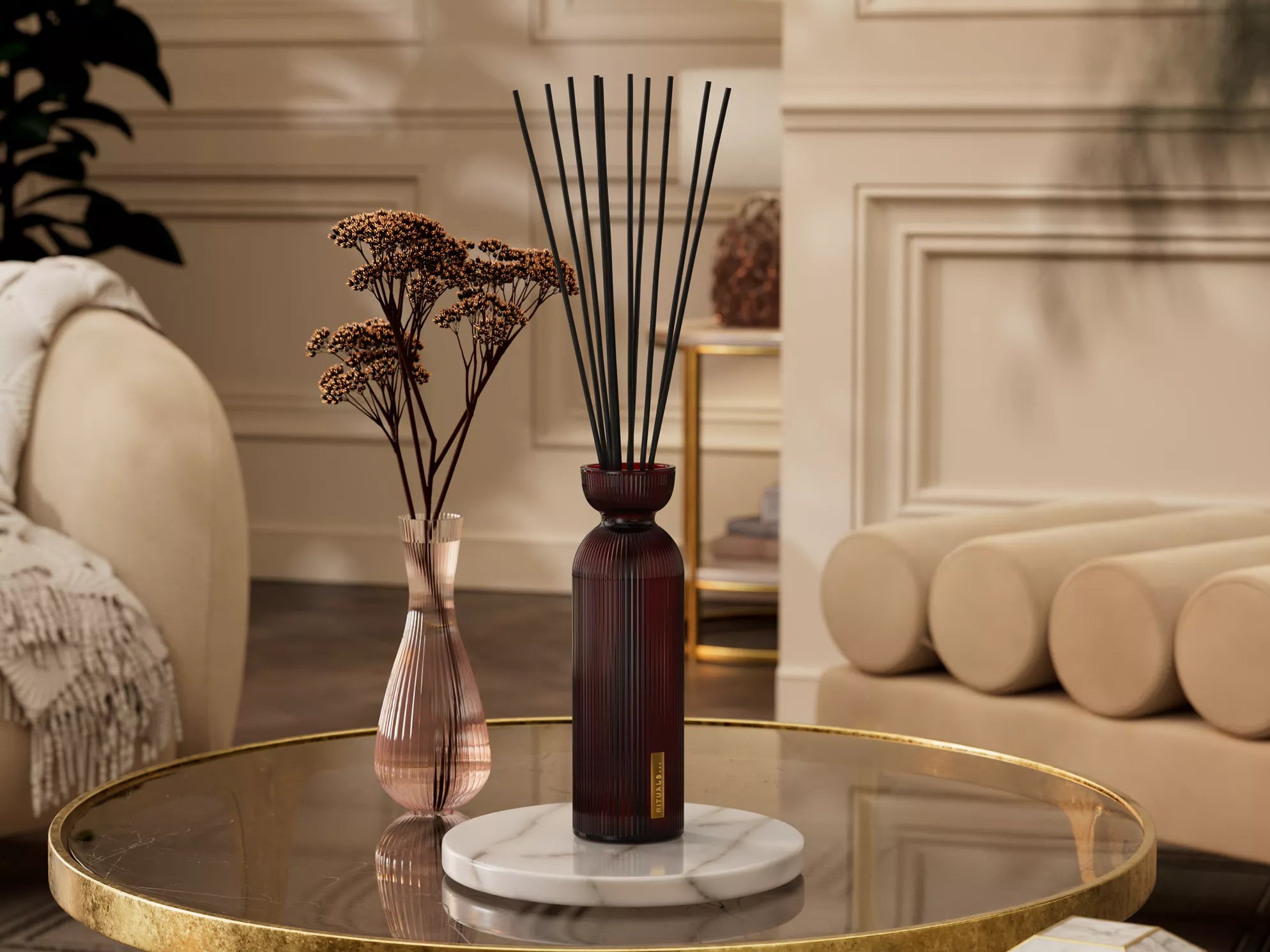 Patyczki zapachowe Rituals na marmurowej podstawce na szklanym stole do aromatyzacja wnętrz Rituals dla firm