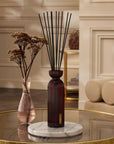 Patyczki zapachowe Rituals na marmurowej podstawce na szklanym stole do aromatyzacja wnętrz Rituals dla firm