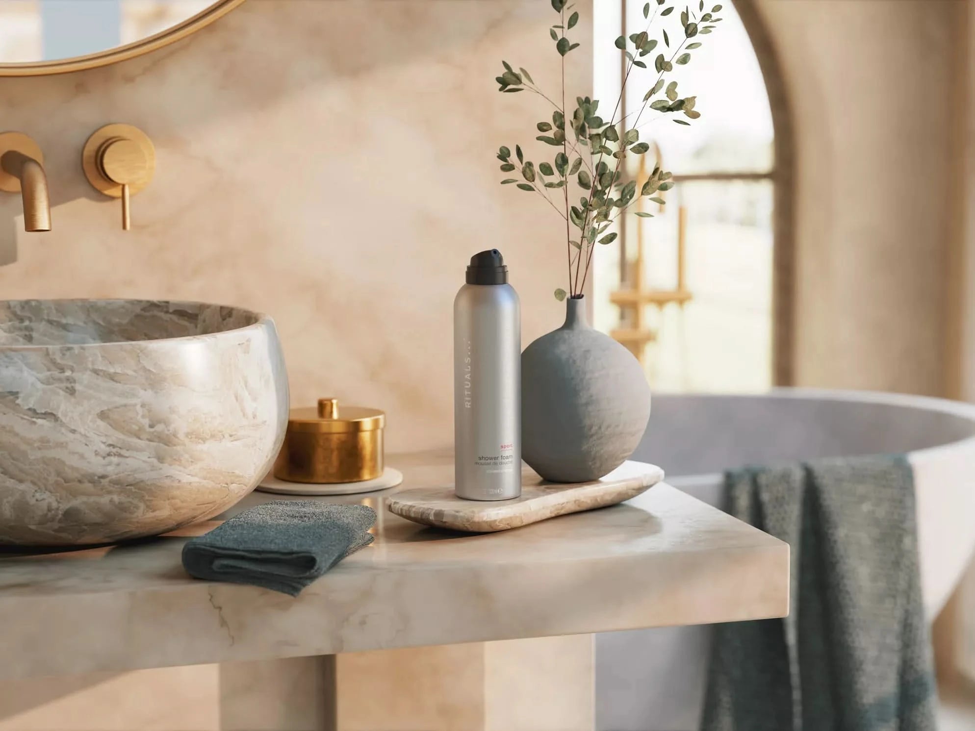 Rituals Homme Sport żel do mycia w formie pianki pod prysznic na marmurowej łazienkowej półce