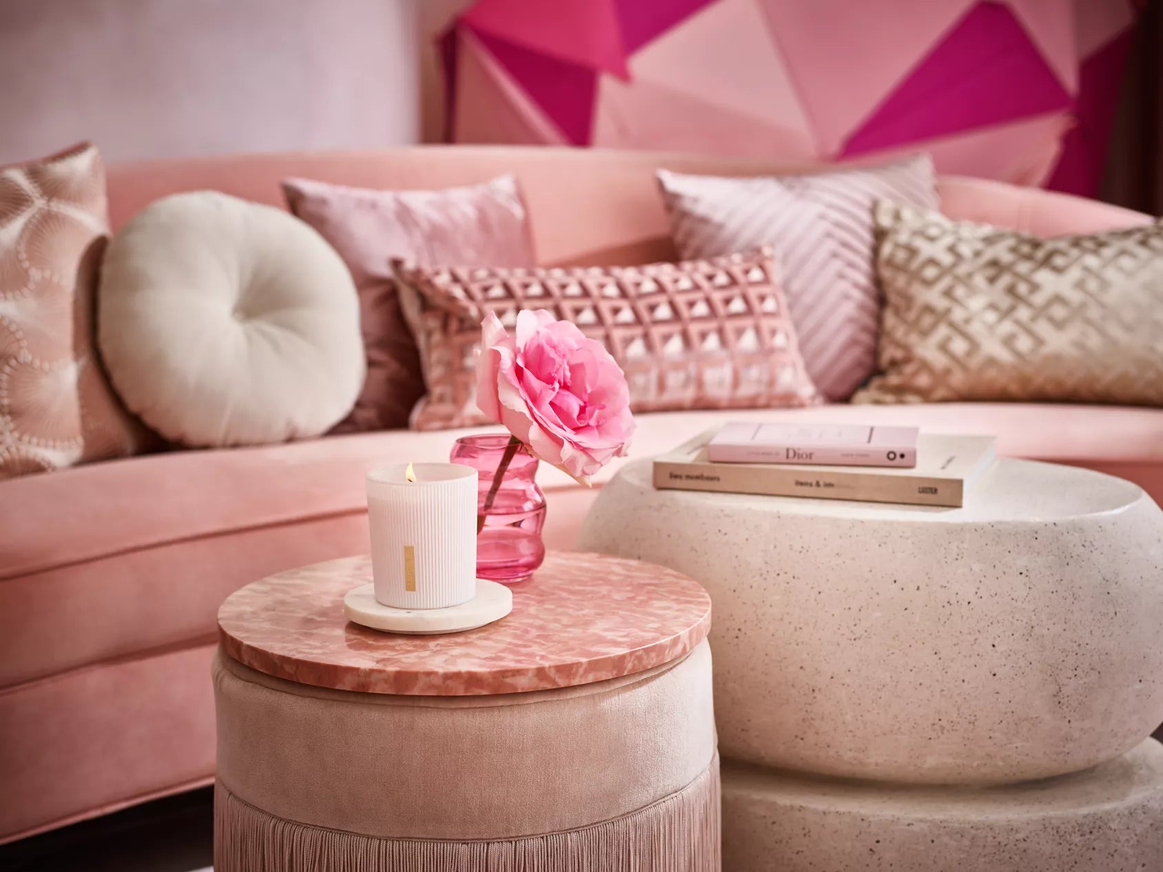Luksusowe świece zapachowe do biura marki Rituals na różowym stoliku w eleganckim salonie