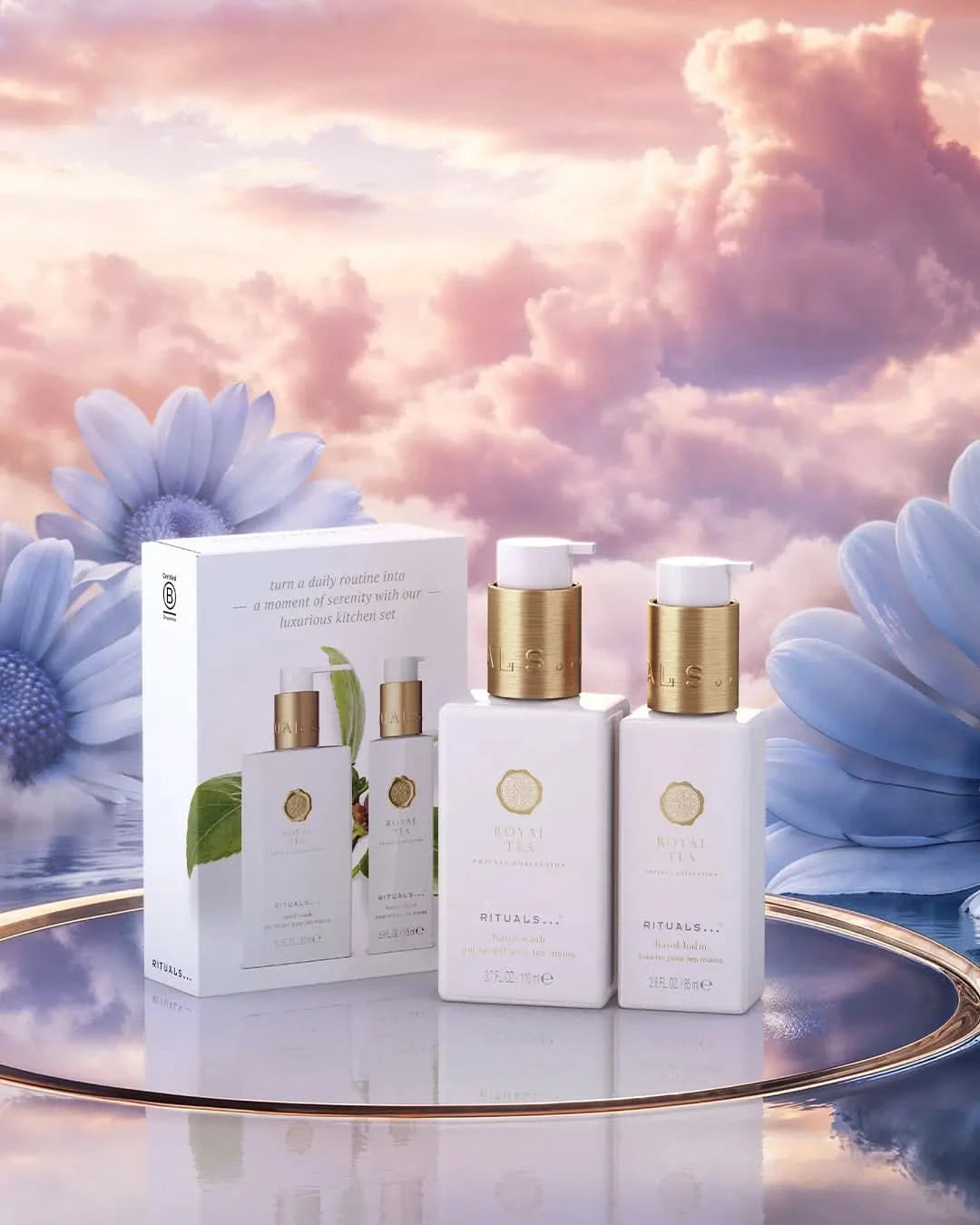 Rituals mini zestaw dla firm z dwoma butelkami kosmetyków i opakowaniem na tle kwiatu i różowego nieba