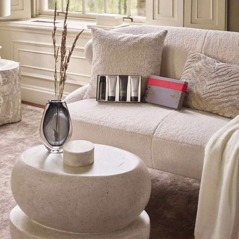 Prezent dla biznesu zestaw kosmetyków męskich Rituals na jasnej sofie w eleganckim wnętrzu