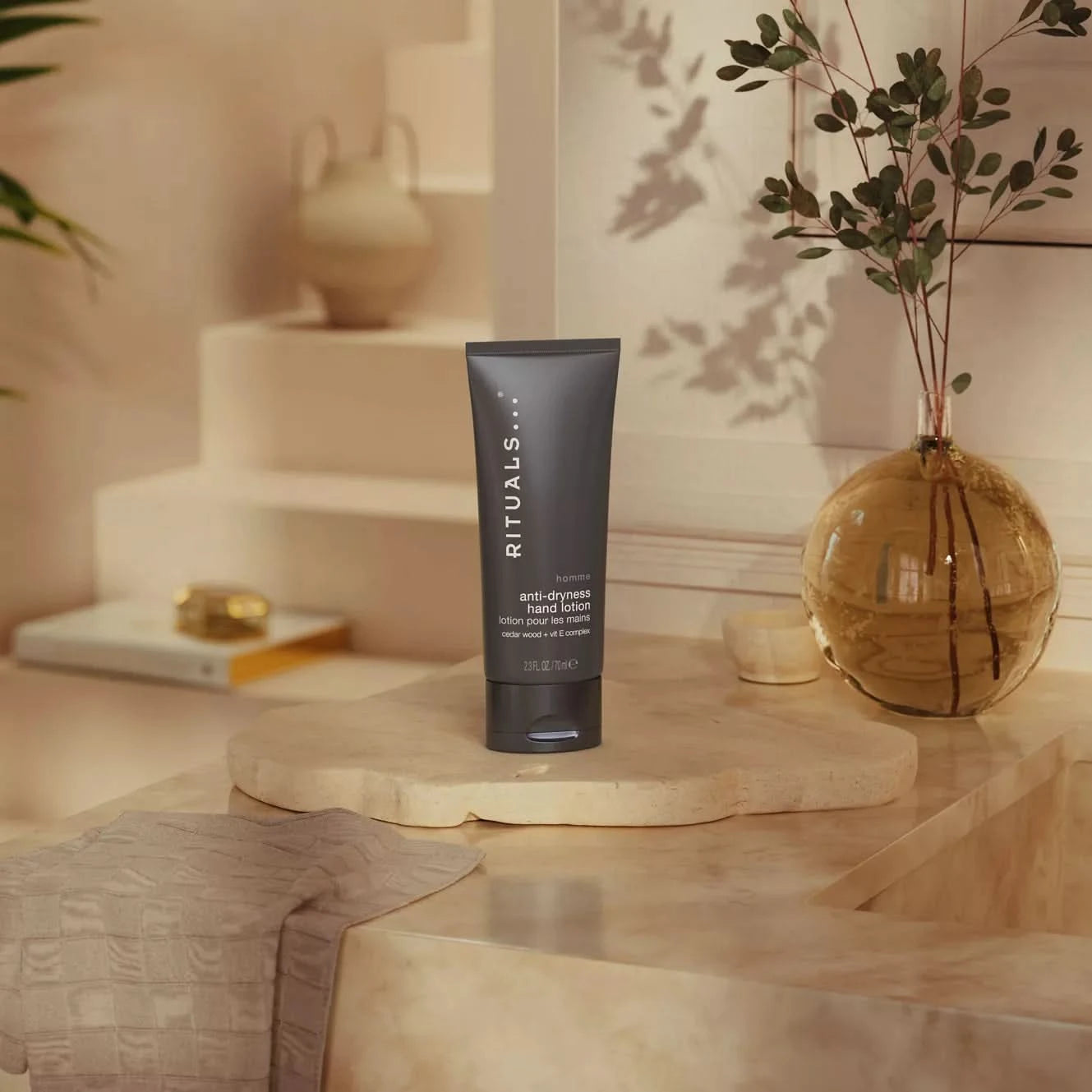 Profesjonalny balsam do rąk dla biznesu Rituals na eleganckim blacie w luksusowym wnętrzu
