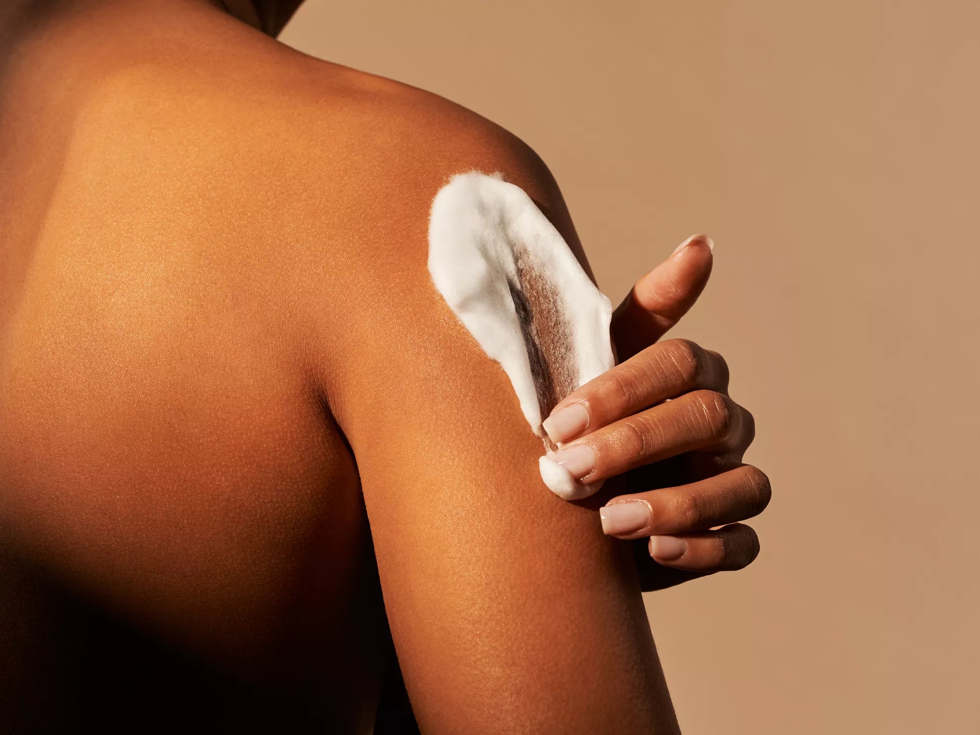 Pianka pod prysznic Rituals The Ritual of Karma żel do mycia nakładana na ramie skóry