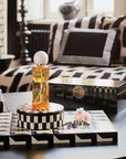 Spray do pomieszczeń Rituals THE SOULFUL COLLECTION GRATITUDE home perfume na stoliku w nowoczesnym salonie