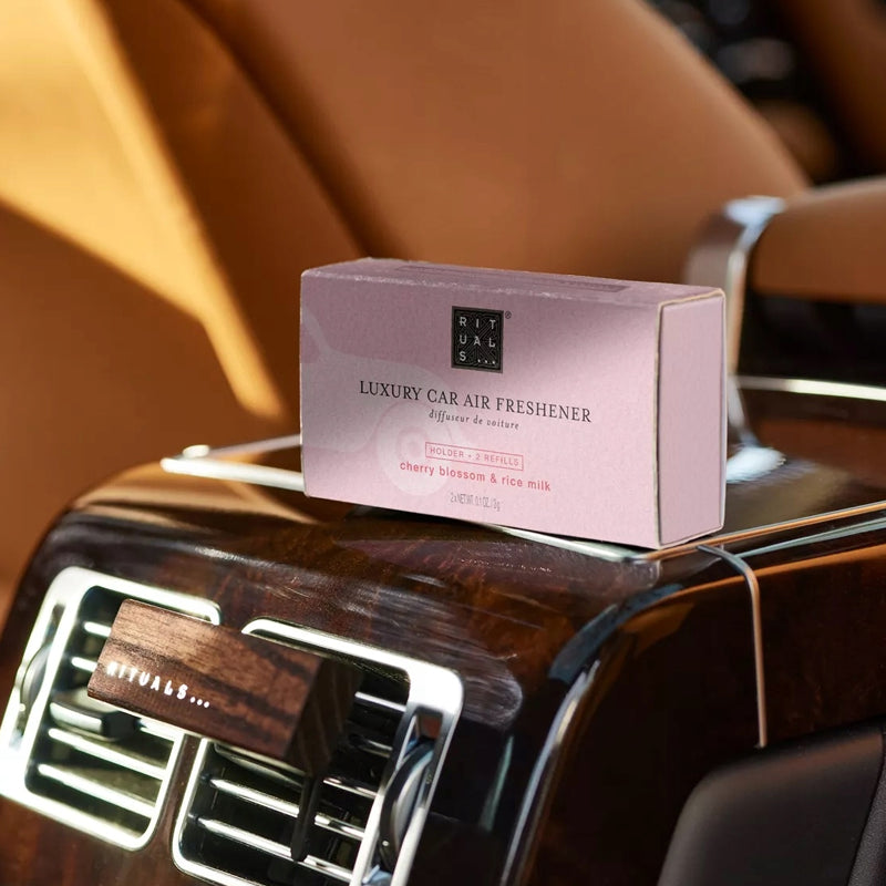 Rituals zapach do samochodu Sakura w eleganckim opakowaniu na kratce wentylacyjnej auta
