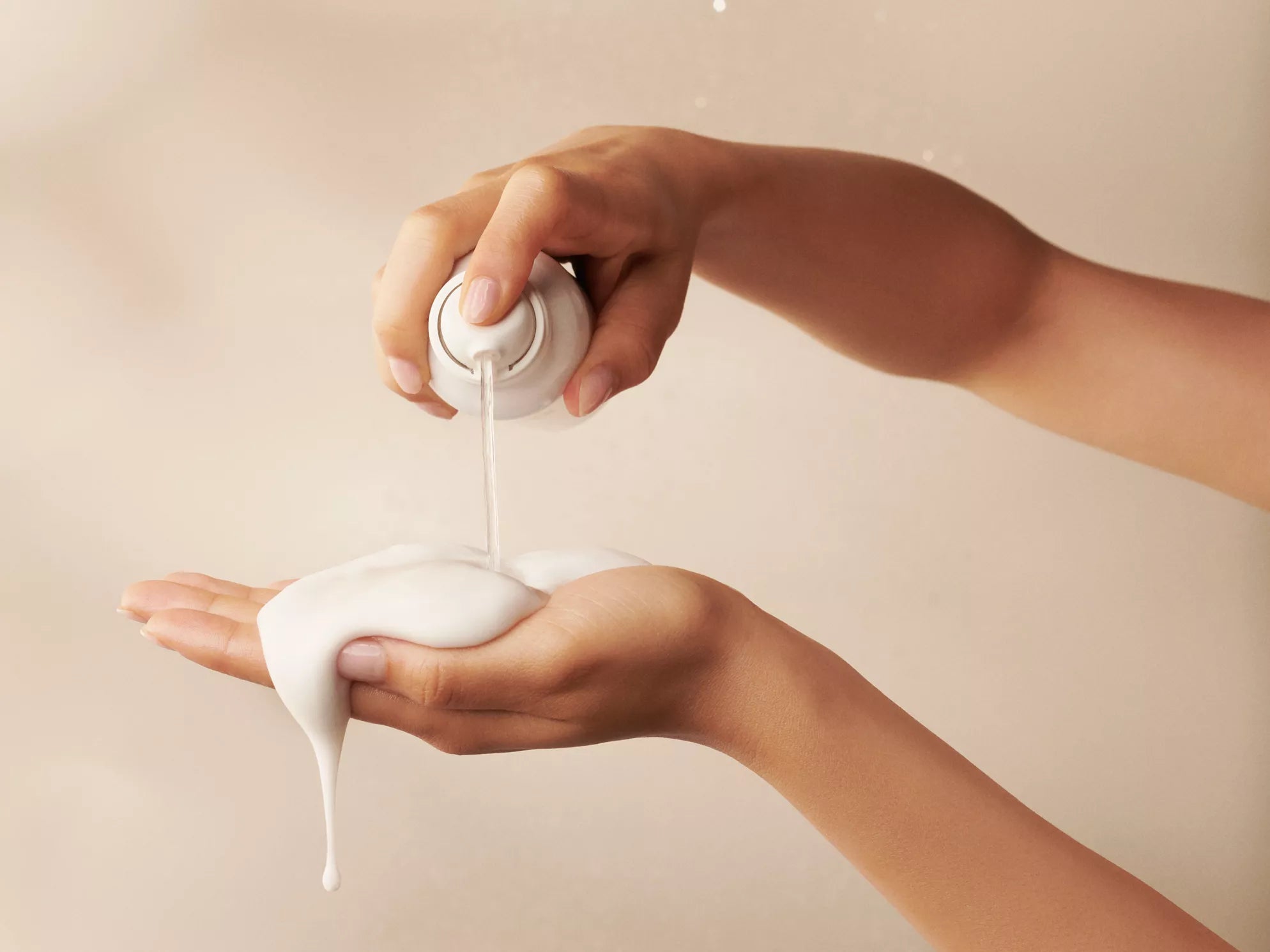 Pianka pod prysznic Rituals żel do mycia ciała aplikowana na dłoń do codziennej pielęgnacji skóry