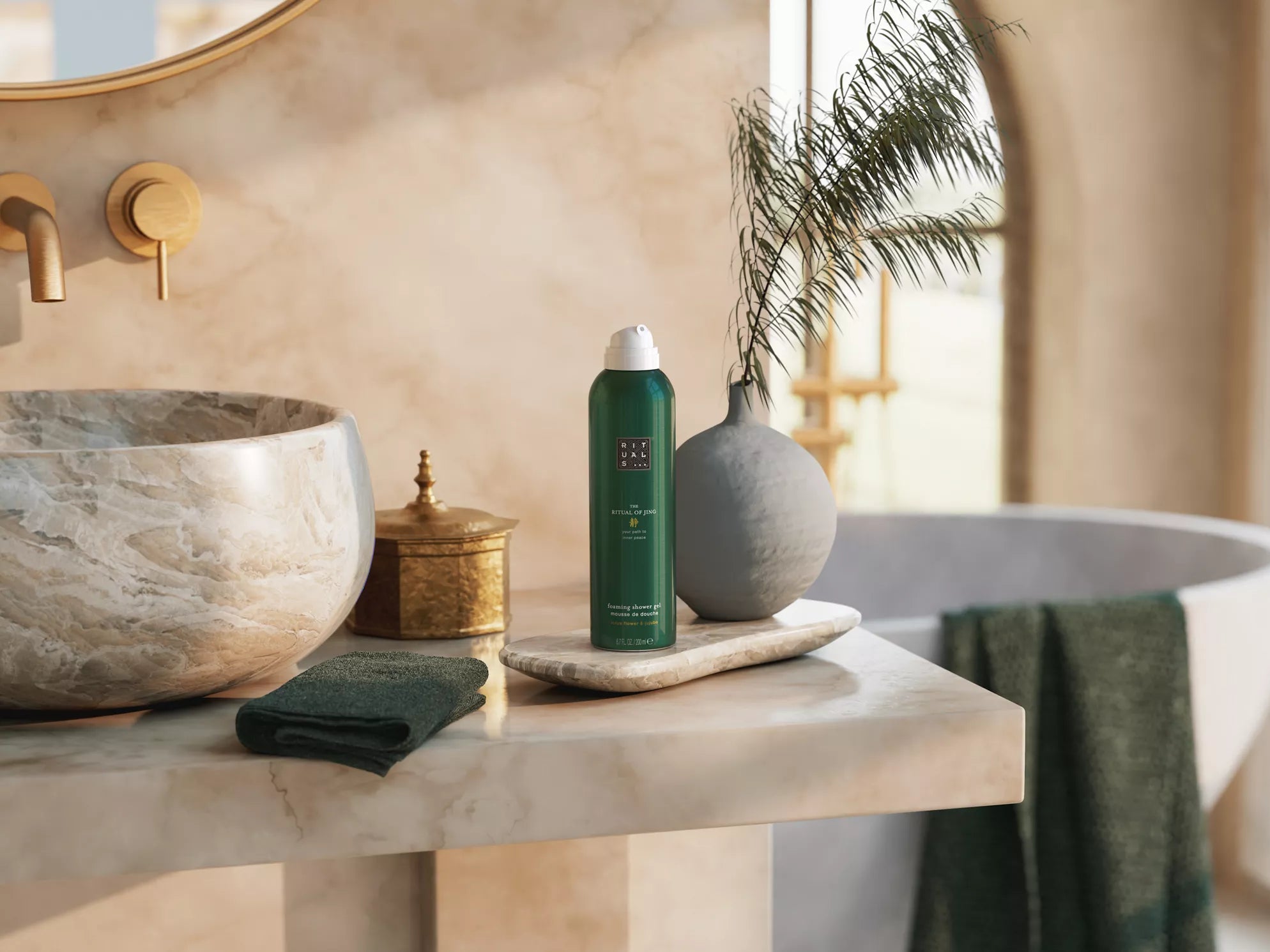 Rituals żel do mycia ciała w formie pianki na marmurowej łazienkowej półce z dekoracją