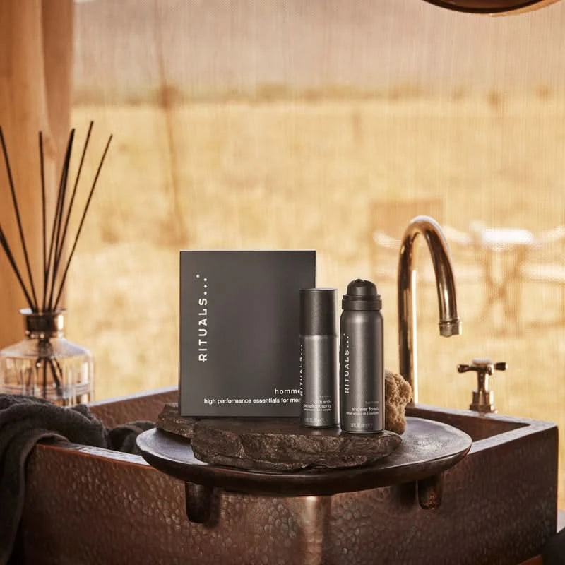 Zestaw prezentowy Rituals dla mężczyzn z kosmetykami do pielęgnacji na drewnianej tacy w łazience