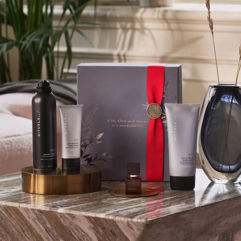 Zestaw prezentowy Rituals Homme dla firm z kosmetykami i eleganckim opakowaniem na marmurowym stole