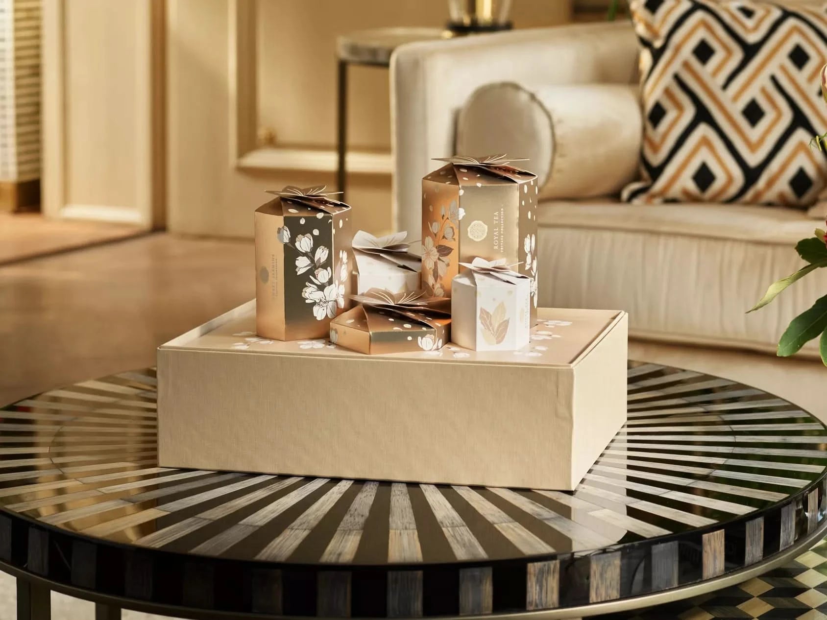 Zestaw prezentowy Rituals Winter Garden elegancko zapakowany na stoliku w salonie