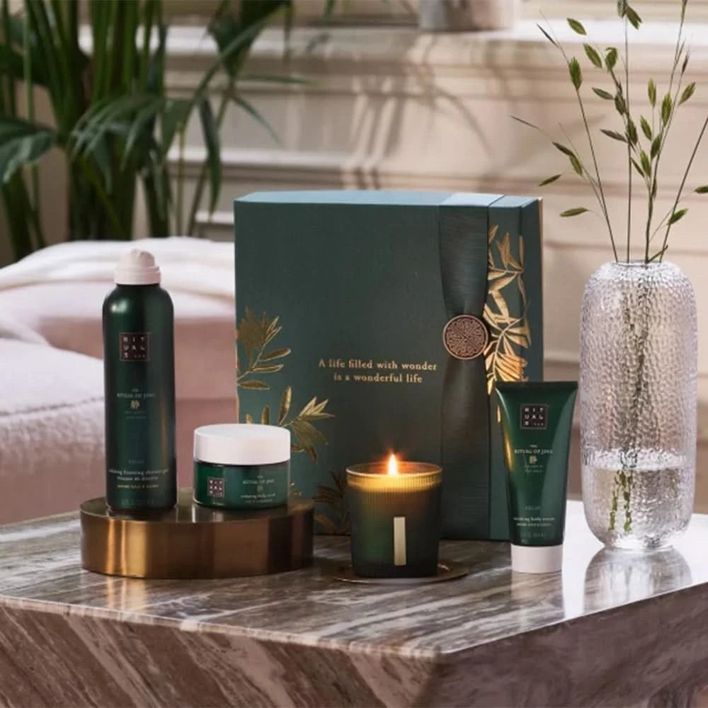 Zestaw prezentowy THE RITUAL OF JING dla firm marki Rituals z kosmetykami i świecą w eleganckim opakowaniu