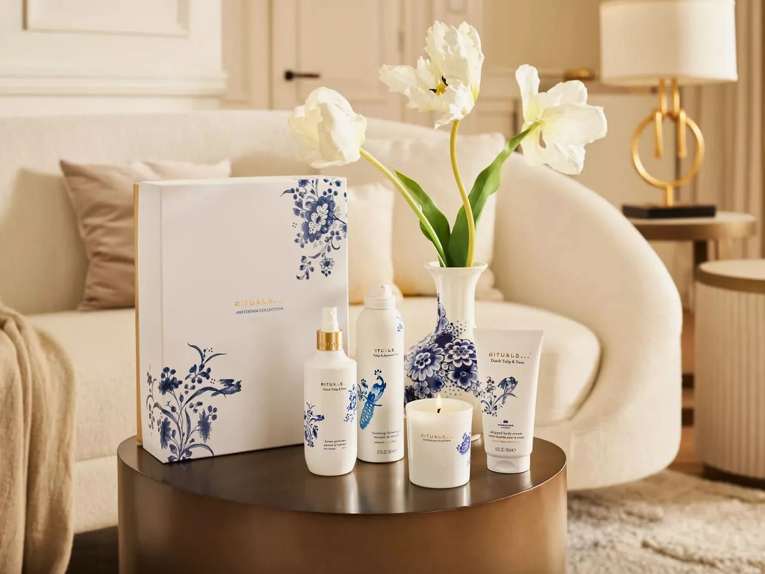 Zestaw upominkowy Rituals Amsterdam Collection z kosmetykami i świecą zapachową w białym opakowaniu