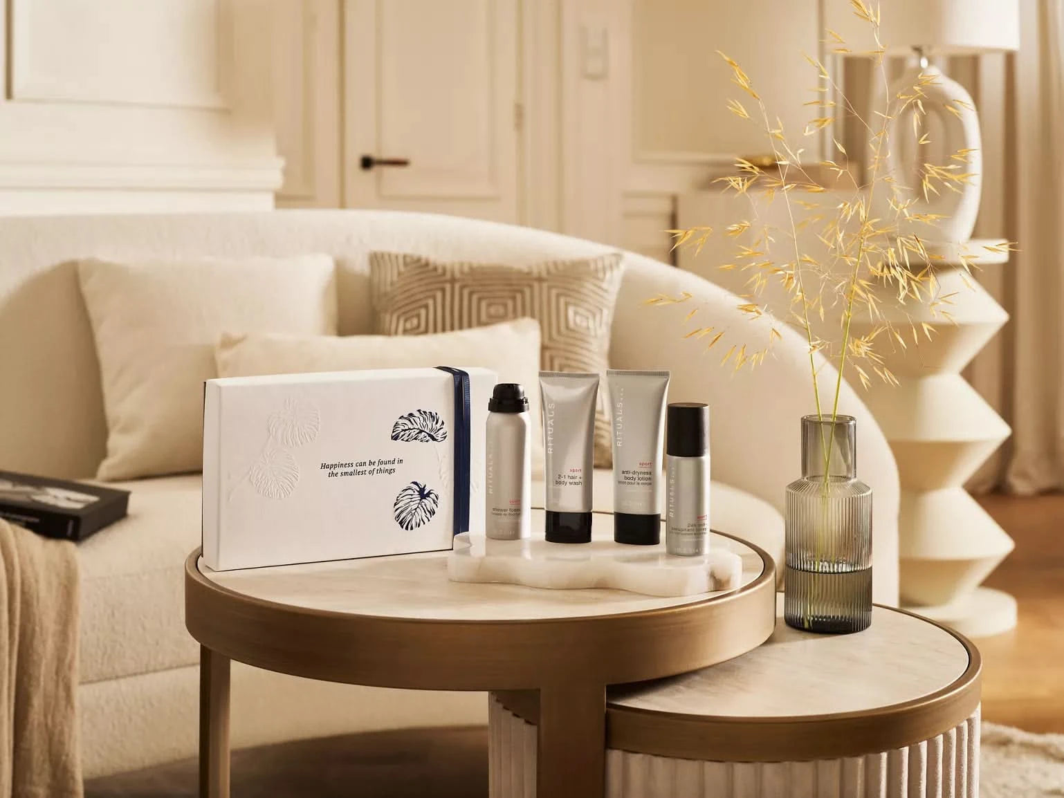Zestaw upominkowy Rituals dla mężczyzn na stoliku w nowoczesnym salonie