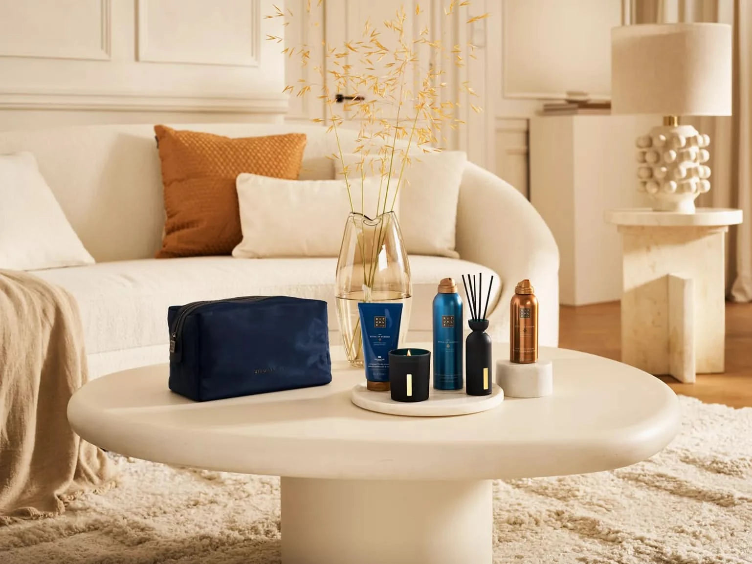 Zestaw upominkowy Rituals Hammam dla firm na białym stole w nowoczesnym salonie