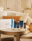 Zestaw upominkowy Rituals Hammam dla firm z kosmetykami na stoliku w eleganckim salonie