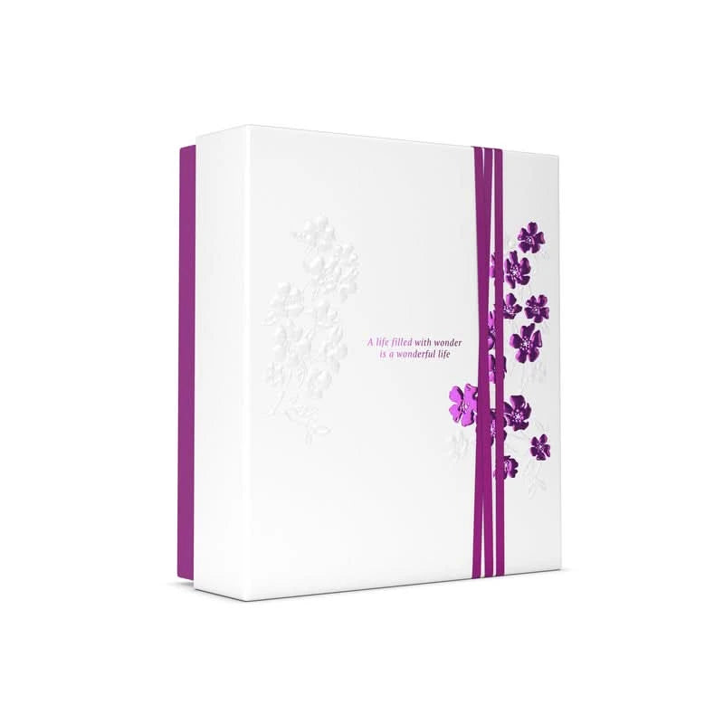 Elegancki biały zestaw upominkowy Rituals Yozakura z fioletowymi kwiatowymi zdobieniami