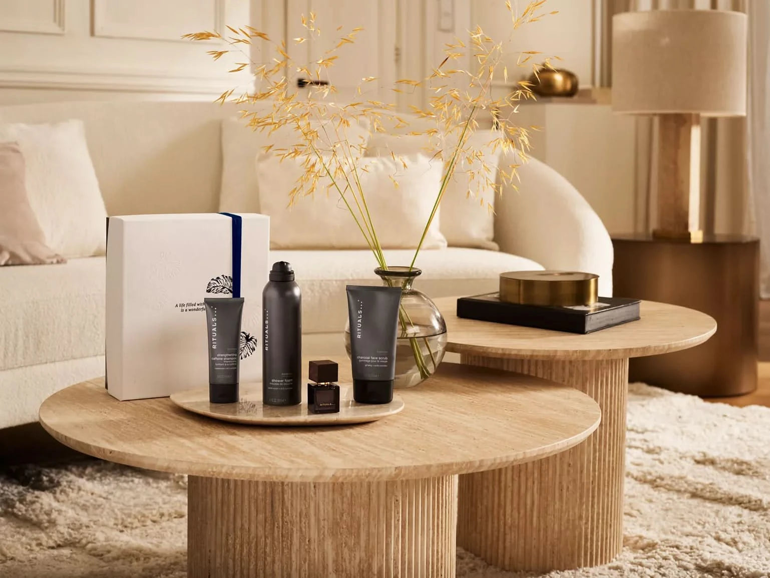 Zestaw kosmetyków Rituals dla mężczyzn na drewnianym stoliku w stylowym salonie