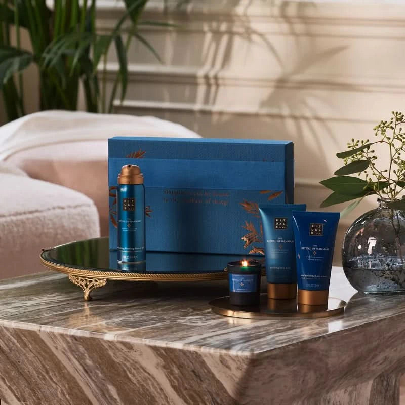 elegancki zestaw prezentowy Rituals Hammam dla firm z kremami i świecą na marmurowym stole