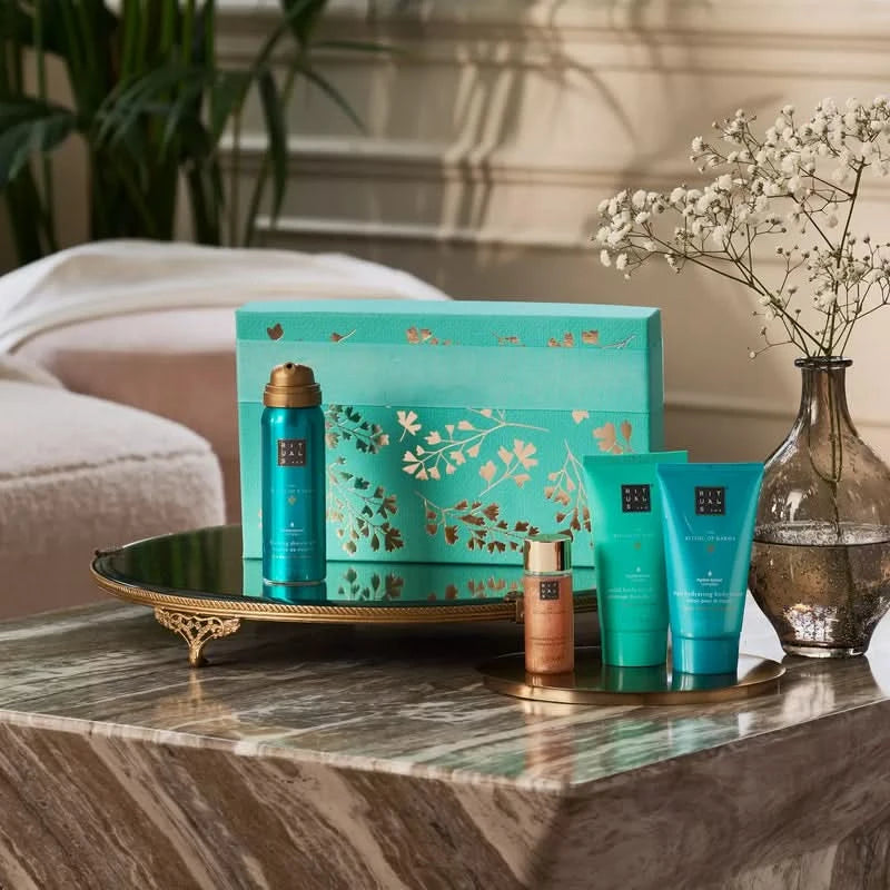 Zestaw prezentowy Rituals Karma dla firm z turkusowym opakowaniem i kosmetykami do pielęgnacji ciała