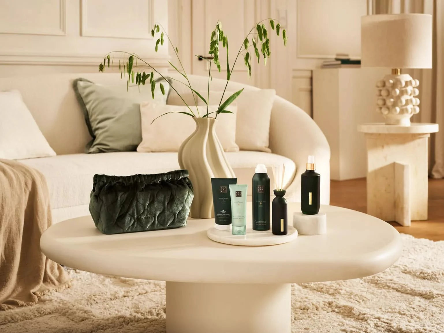 Zestaw upominkowy Rituals dla firm z kosmetykami i elegancką czarną kosmetyczką na białym stole