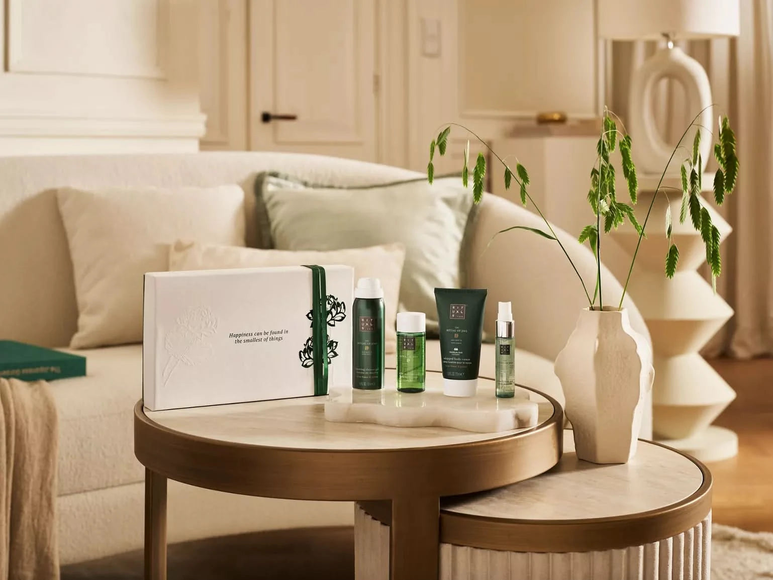 Zestaw upominkowy Rituals Jing dla firm z kosmetykami na stoliku w eleganckim salonie