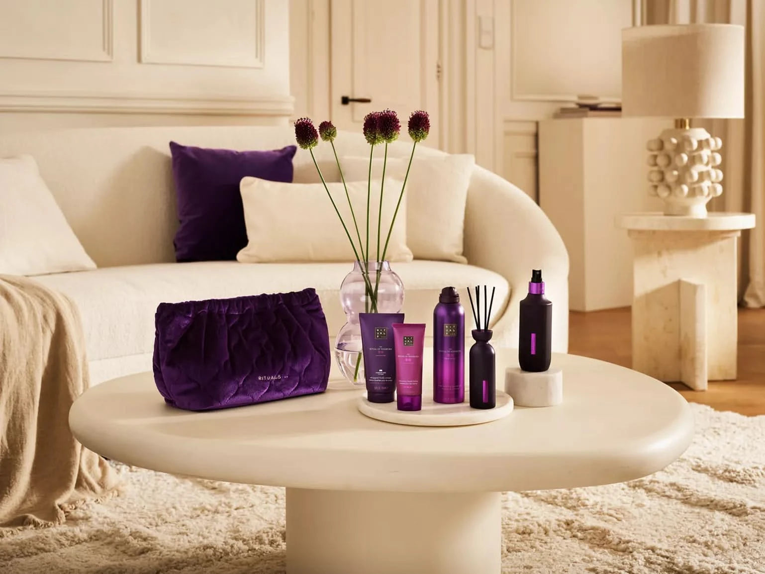 Zestaw upominkowy Rituals Yozakura dla firm z kosmetykami i akcesoriami na białym stole w salonie